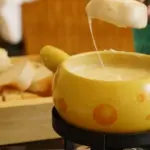 Hvordan kan jeg dekorere min fondue, så den ser ekstra indbydende ud?